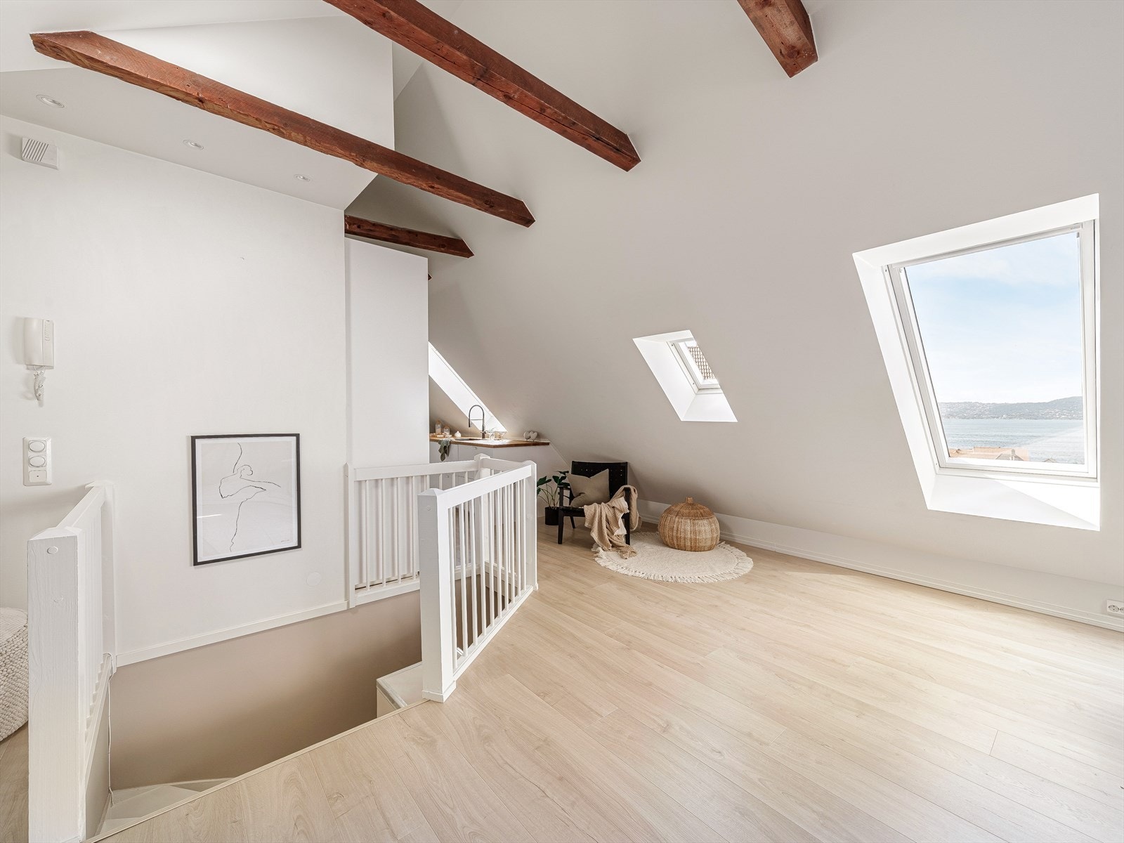 Her er det dørtelefon for betjening av ytterdøren. Galleribilde