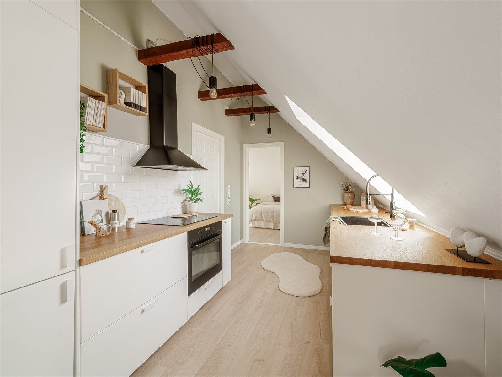 Kjøkkenet er utstyrt med integrerte hvitevarer som ovn, platetopp med induksjon, kjøle-og fryseskap. Galleribilde