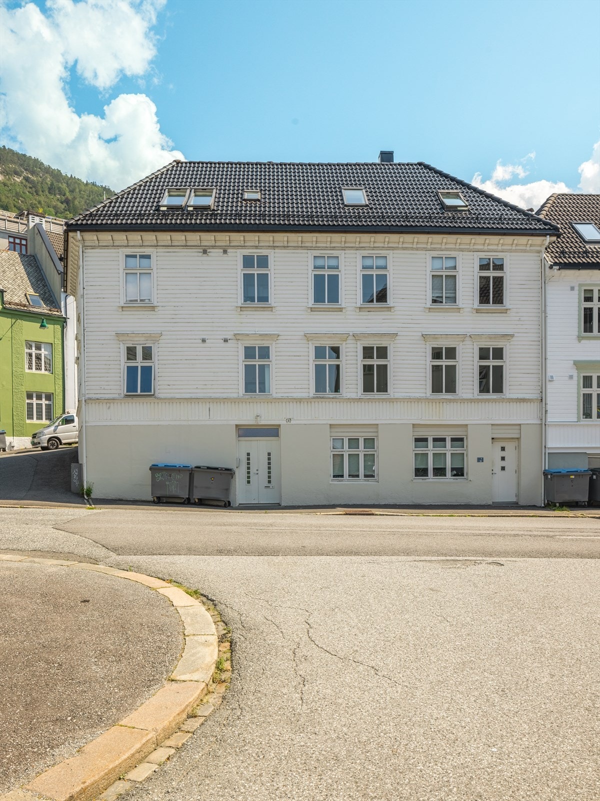 I nærområdet finner du alt du trenger i hverdagen - dagligvarebutikker, kaféer, apotek, kollektivtransport og treningssenter, alt innen gangavstand. Galleribilde