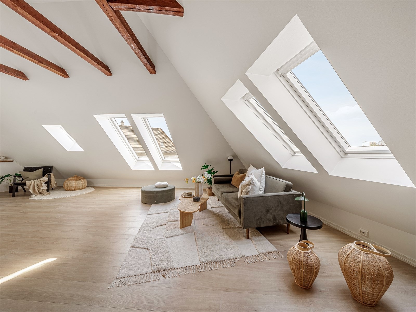 Leiligheten ligger pent til i byggets 3.-og 4.etasje og holder en god standard med flere nyere oppgraderinger. Galleribilde