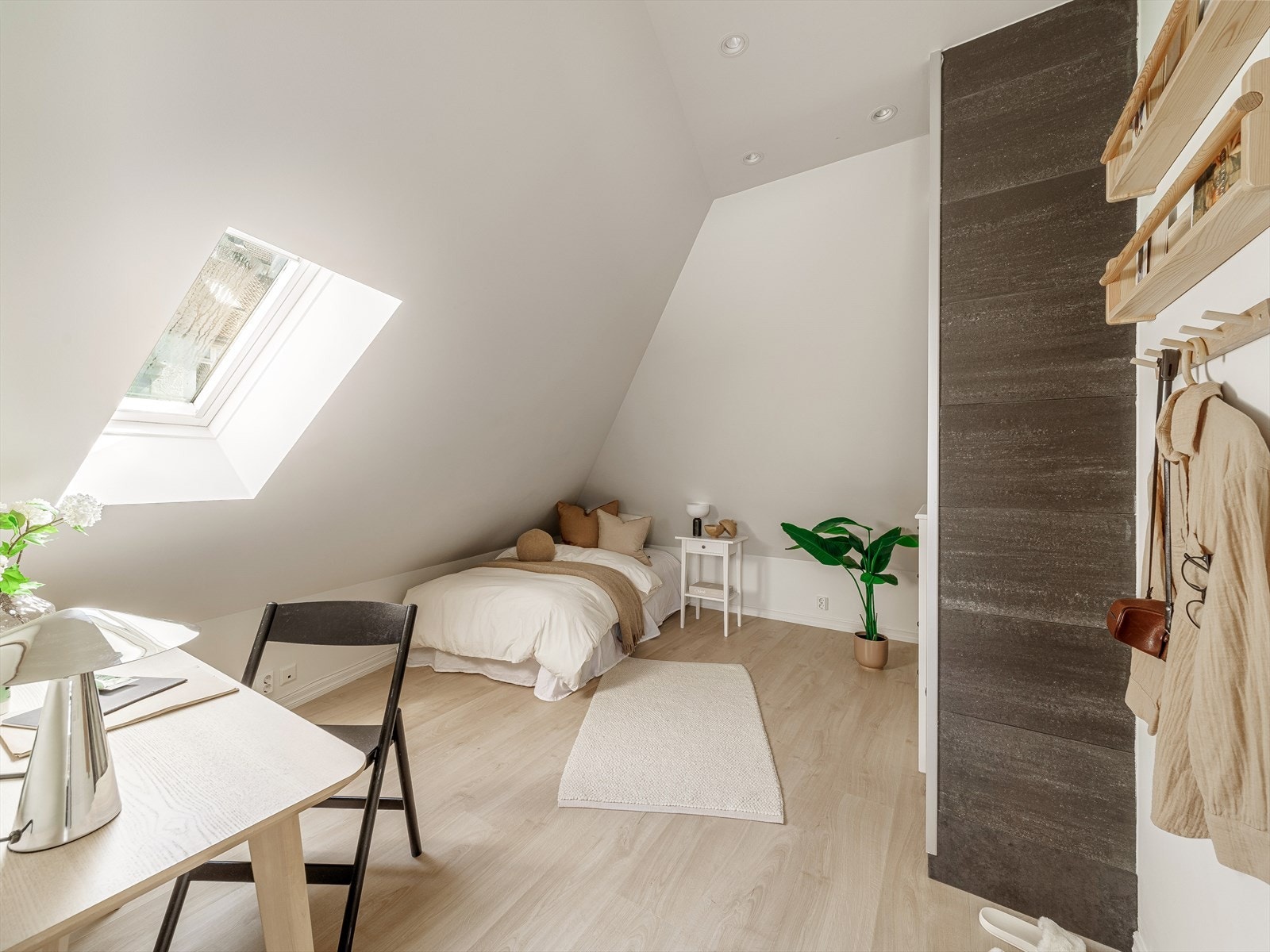 Boligens andre soverom har en gulvflate på ca. 13,45 m² med plass til seng, garderobe, skrivebord og annen ønsket innredning. Galleribilde