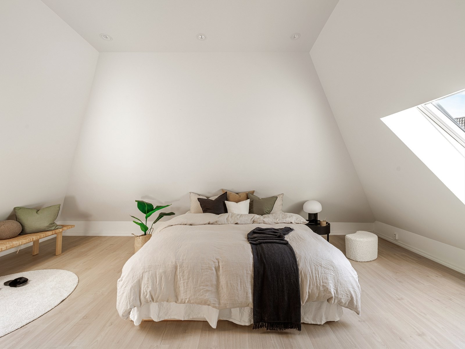 Hovedsoverommet har en gulvflate på ca. 24,40 m² med god plass til dobbeltseng, garderobe, nattbord, skrivebord og annen ønsket innredning. Galleribilde