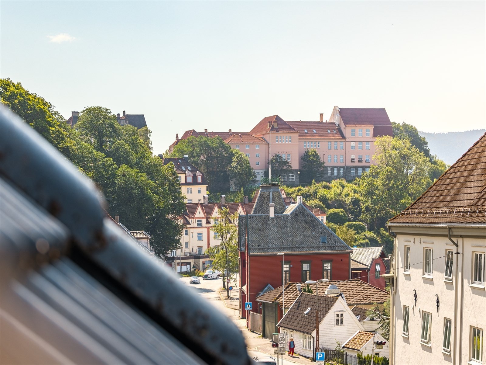 Studieinstitusjoner som BI, UIB og HVL er bare en busstur unna. Det er også gangavstand til NHH i motsatt retning. Du finner gode kommunikasjonsmuligheter i alle retninger like nedenfor leiligheten. Galleribilde