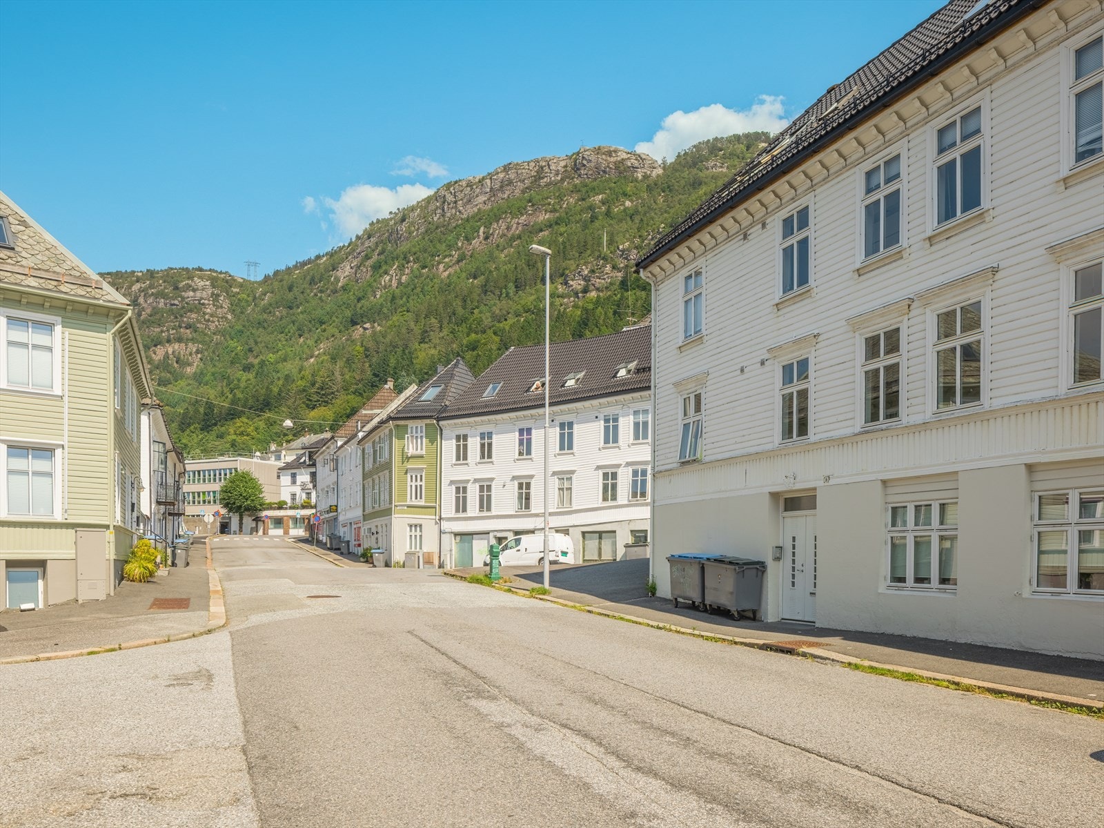Sandviken Daglivare ligger like ved og kort avstand til Joker Sandvikstorget og Bunnpris i Mulen, så dagligvarehandelen kan enkelt foretas her. Ellers Extra-butikk ved Måseskjæret. Galleribilde