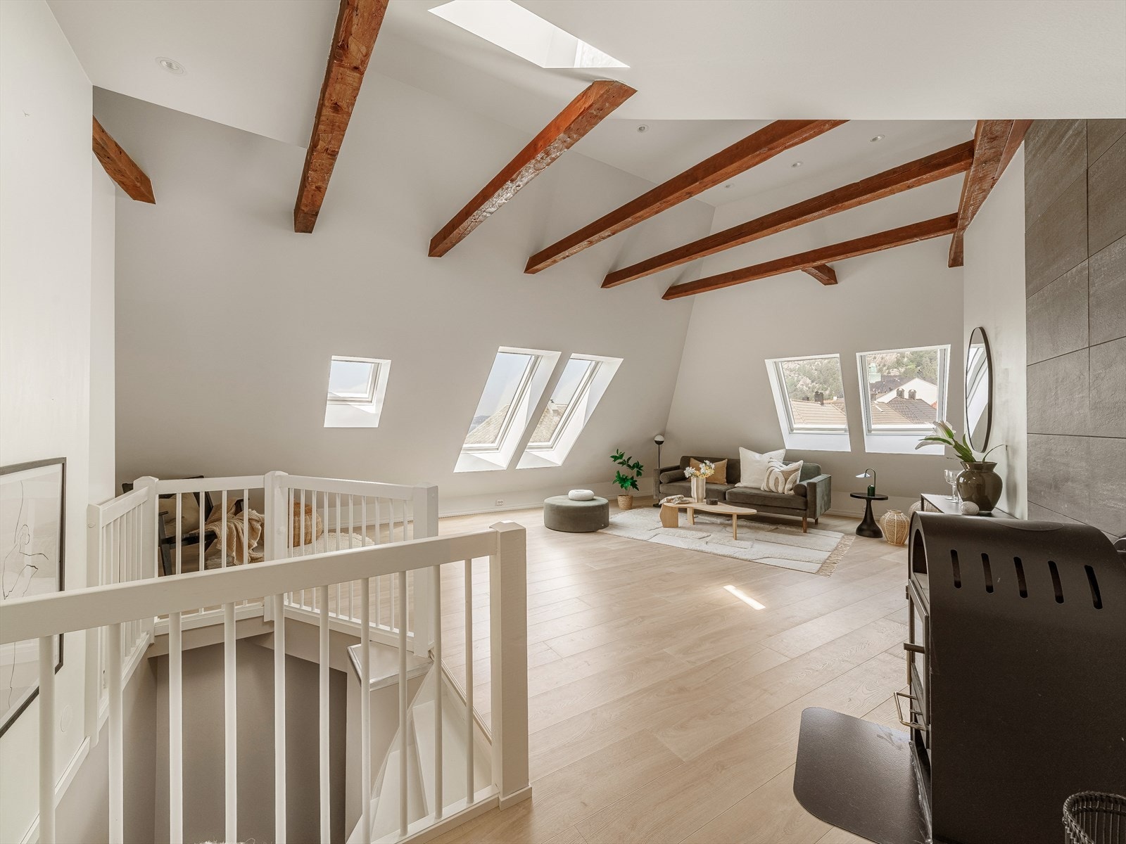 Kjellerbod på ca. 5,60 m² og loftbod på 4 m² i gulvareal tilhørende seksjonen for god plass til oppbevaring. Galleribilde