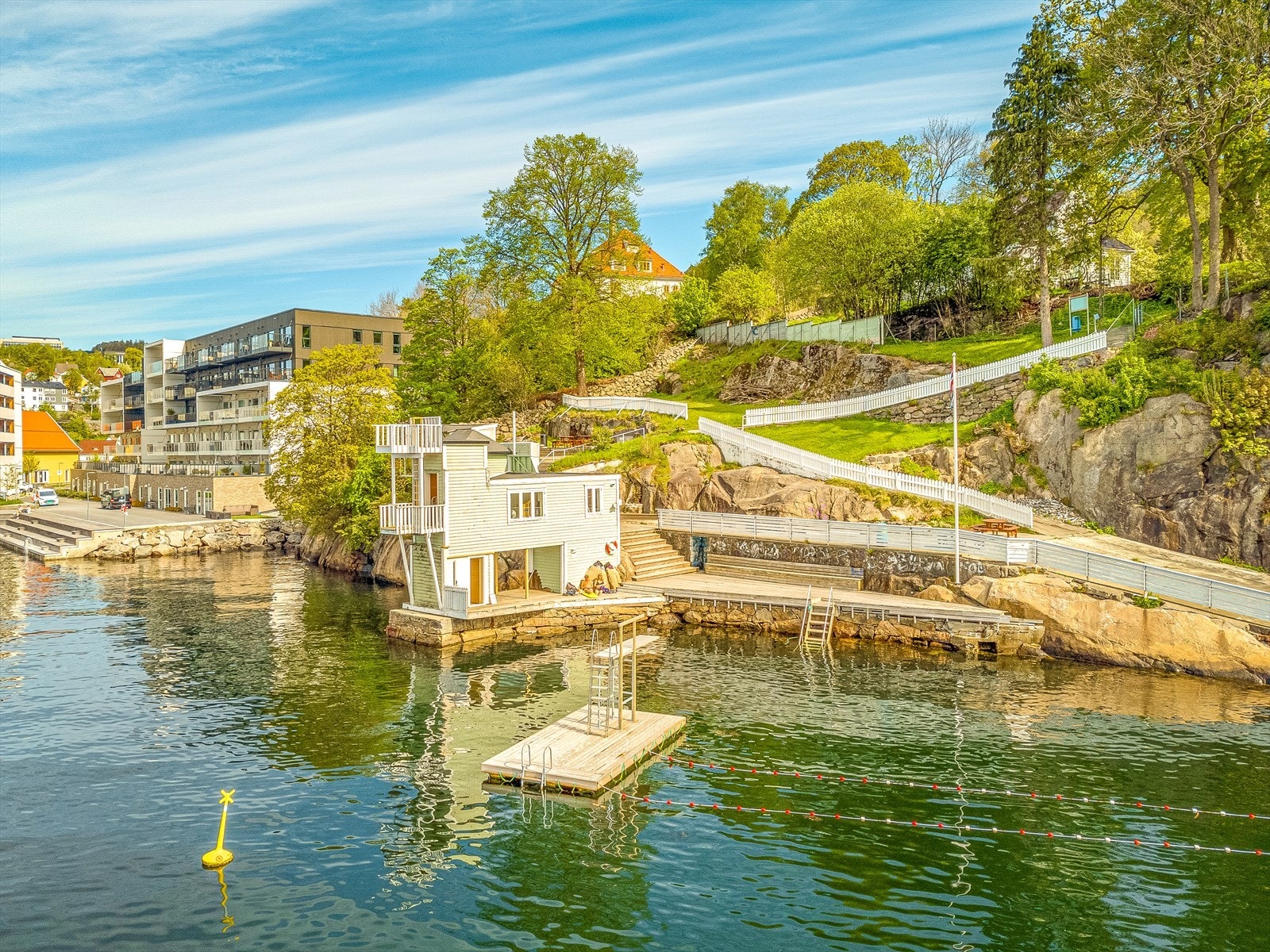Sandviken sjøbad har brygge, liten badestrand til de minste, stupebrett, stupetårn, flytebrygge, klatrevegg, grillplass og plen til å ligge på. Galleribilde