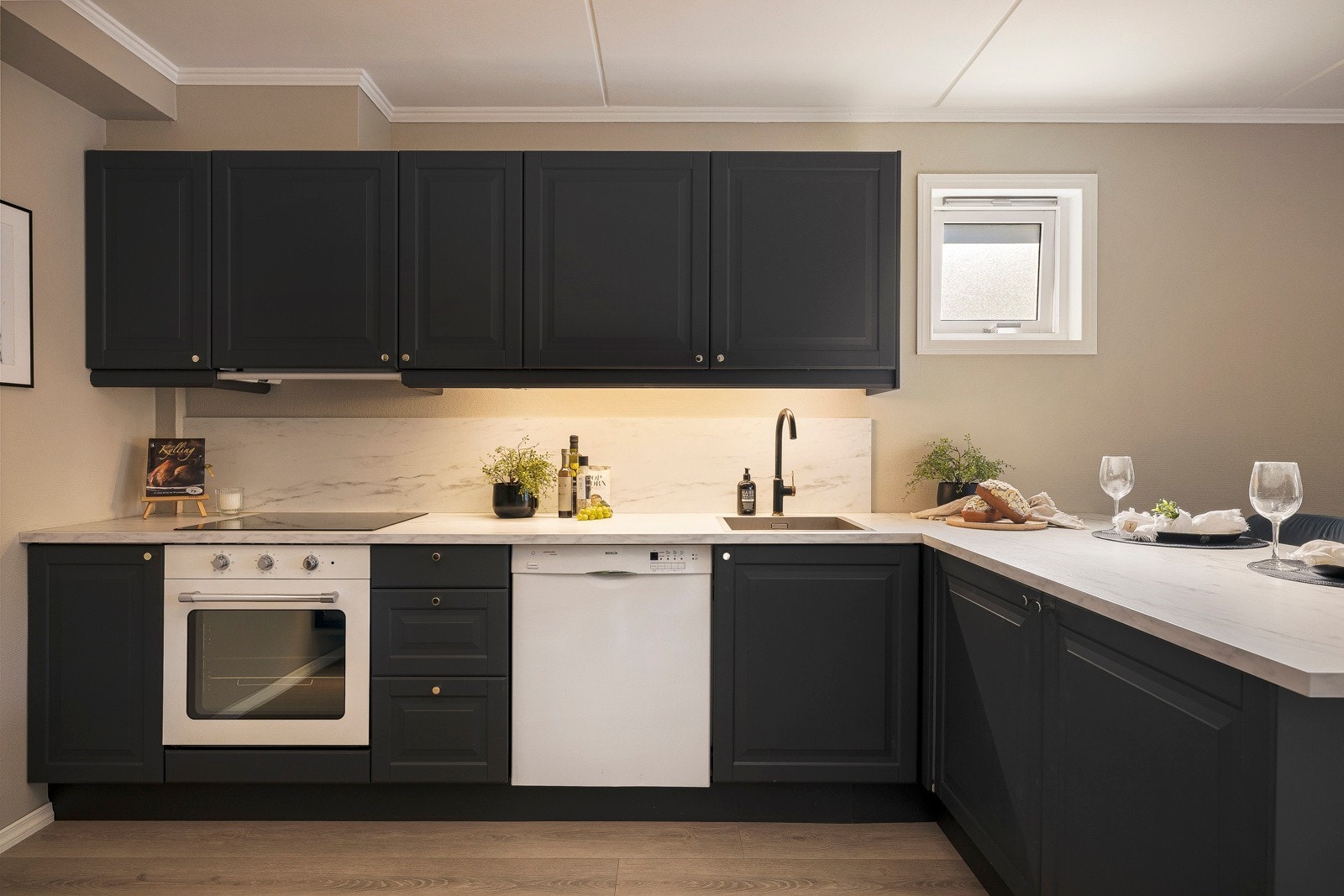 - Det er integrerte hvitevarer fra 2020, herunder stekeovn, platetopp, ventilator og kjøleskap med frysedel. Det er også opplegg for vaskemaskin - Galleribilde