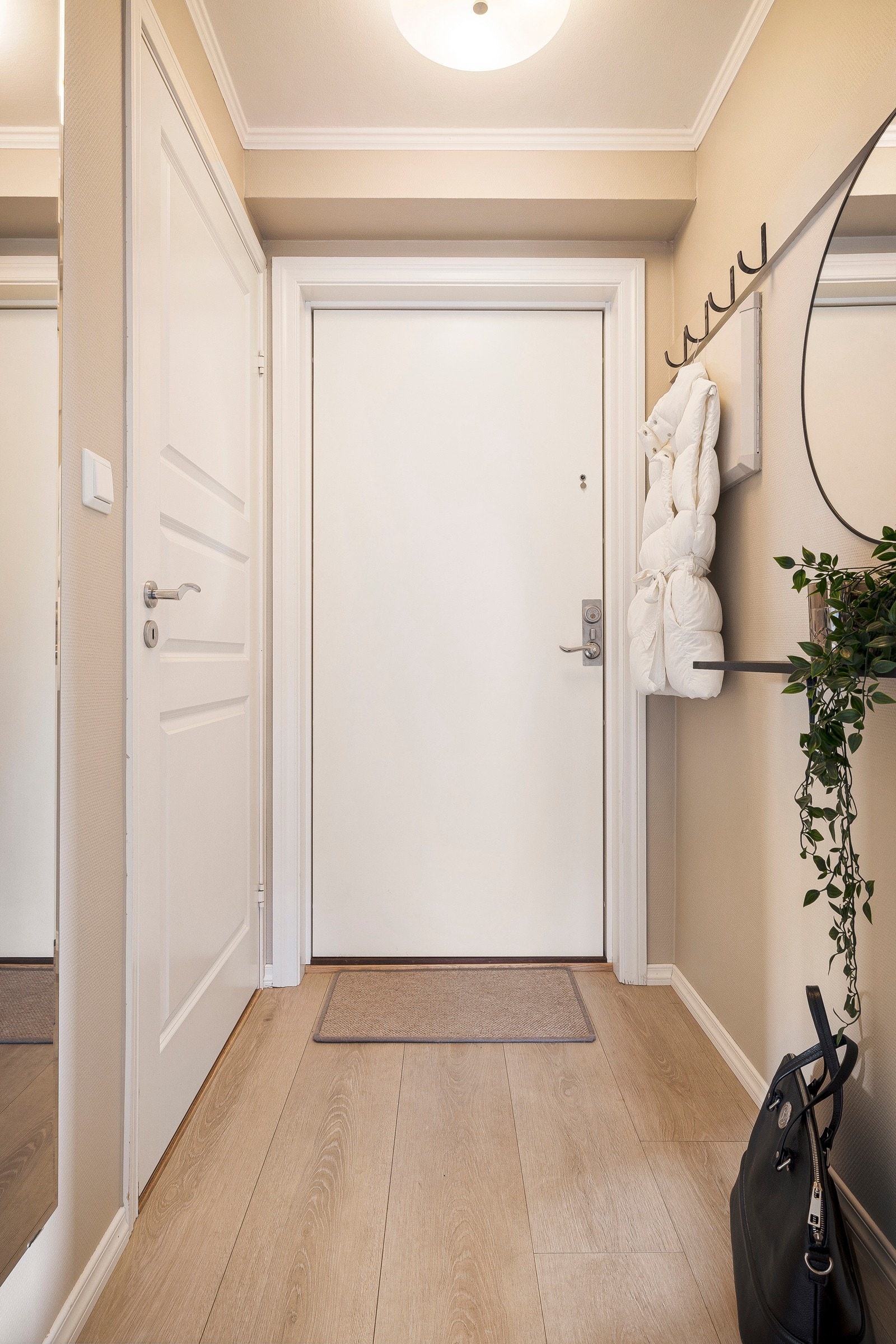 - Det første du møter er en lys og innbydende entré med plass til oppheng og skohyller - Galleribilde