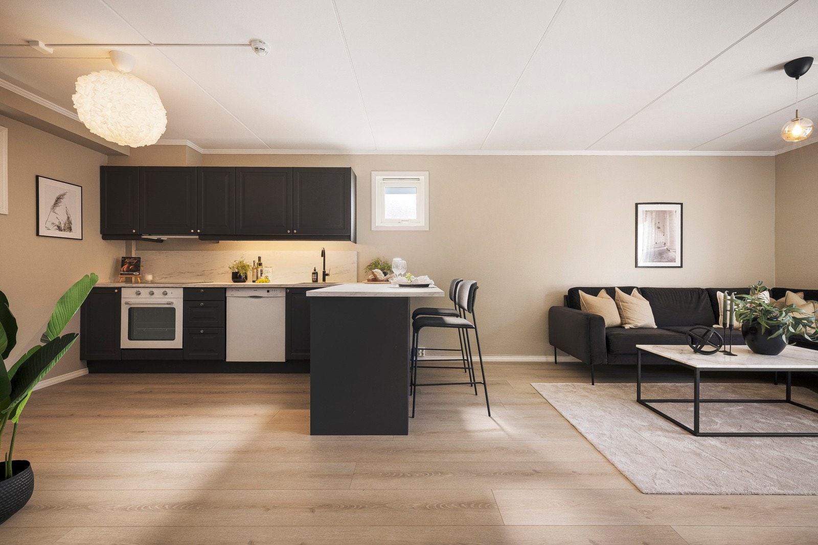 - Kjøkkenet har flott innredning fra 2022 med mørke profilerte fronter og laminat benkeplate - Galleribilde