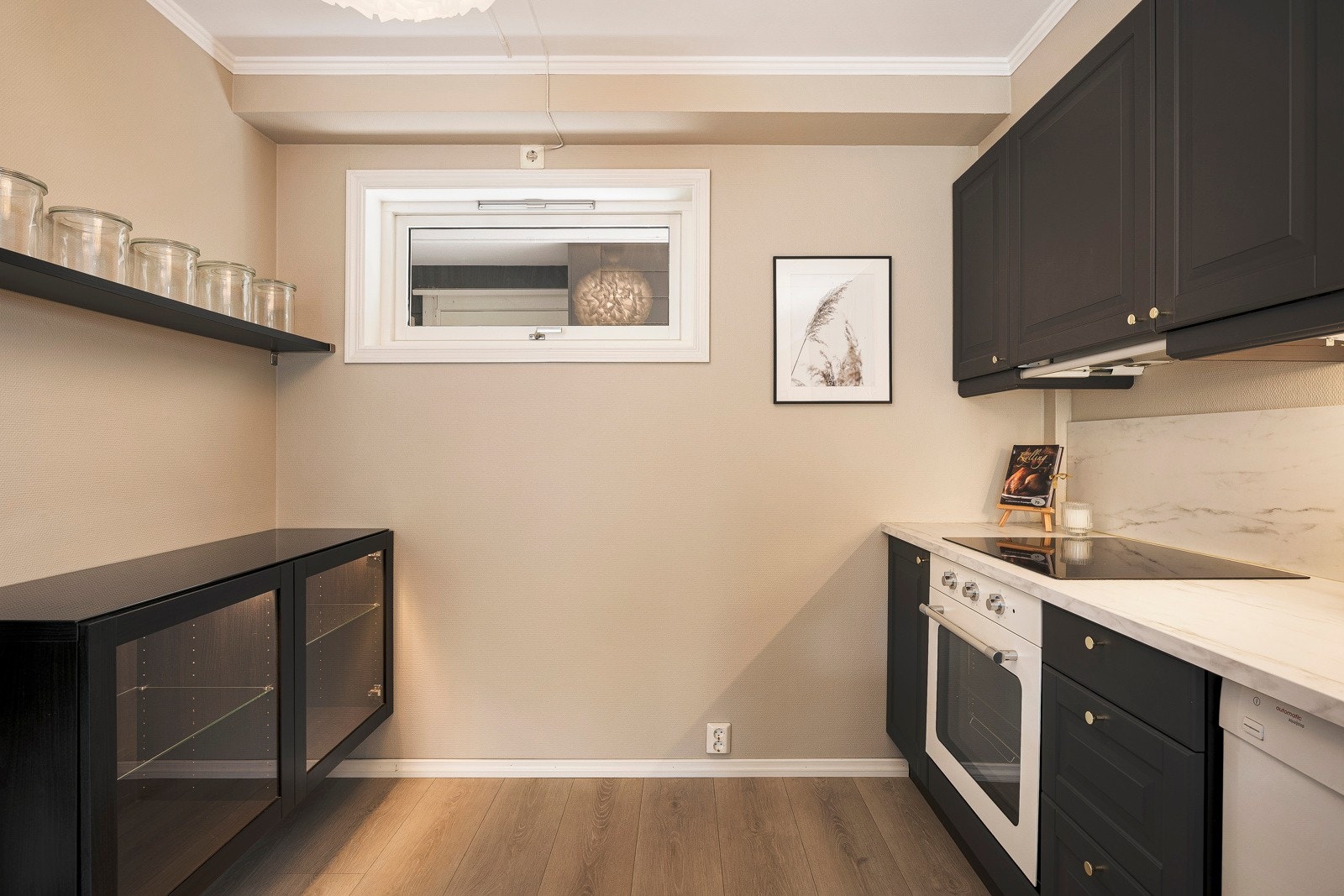 - Utformingen gir plass til både vitrineskap og hylleløsning - Galleribilde