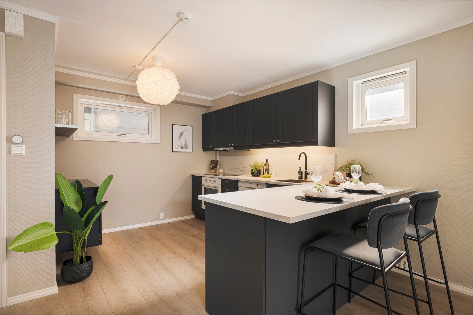 - Her har man rikelig med både skap og benkeplass - Galleribilde