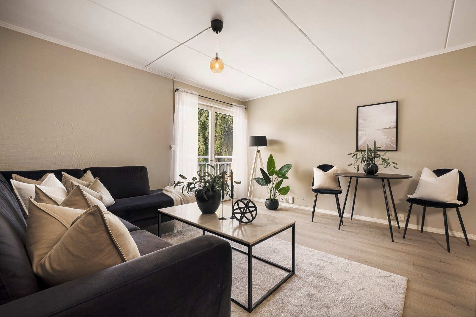 - Det er god plass til stor sofagruppe og spisebord - Galleribilde