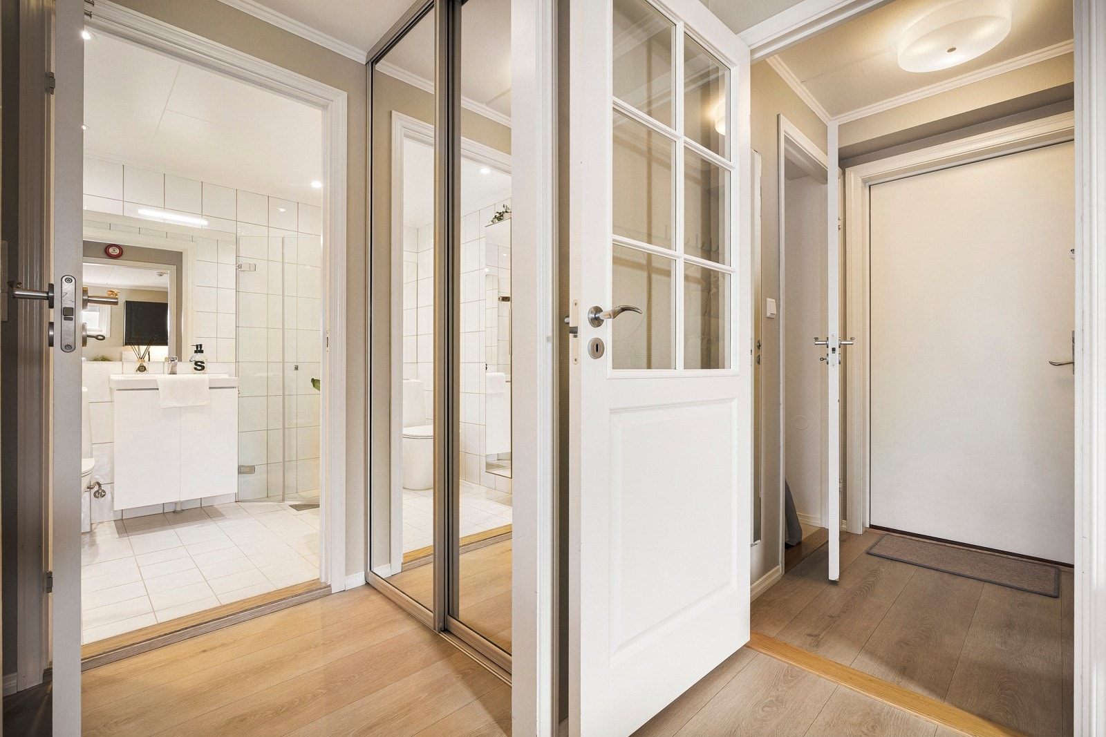 - Fra stuen har du en mellomgang som leder til bad og soverom - Galleribilde