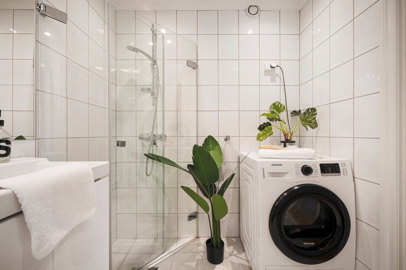 - Videre er det innredet med toalett, dusjhjørne, ekstra skap, servant med møblement, speil og belysning. Opplegg for vaskemaskin - Galleribilde