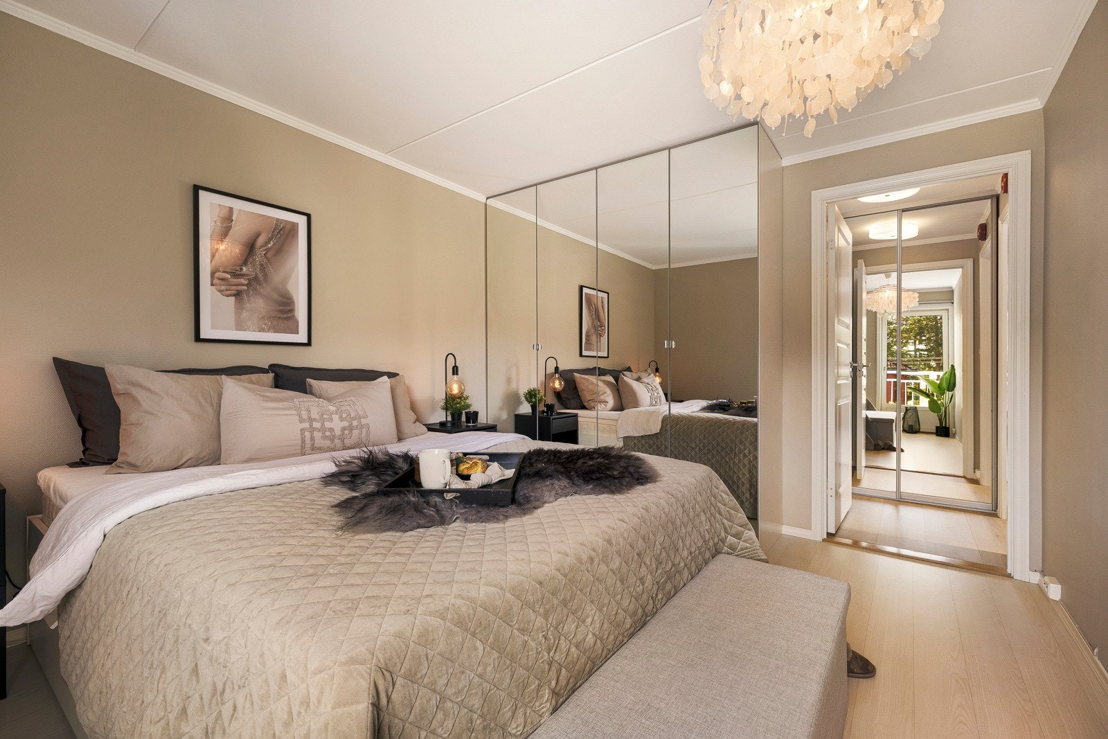 - Her er det god plass til dobbeltseng og nattbord, i tillegg til den store garderoben - Galleribilde