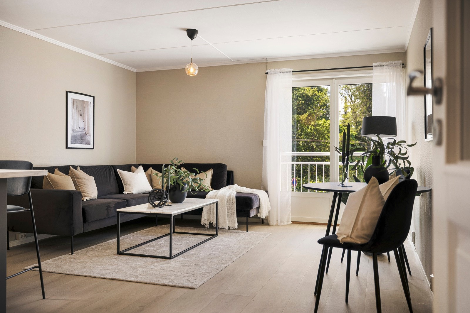 - Stue og kjøkken ligger i åpen løsning og måler 28,1 kvm - Galleribilde