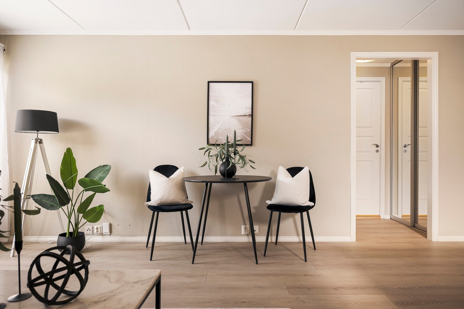 - På gulv er det lagt en fin en-stavs laminat og veggene er malt i en behagelig beige tone - Galleribilde