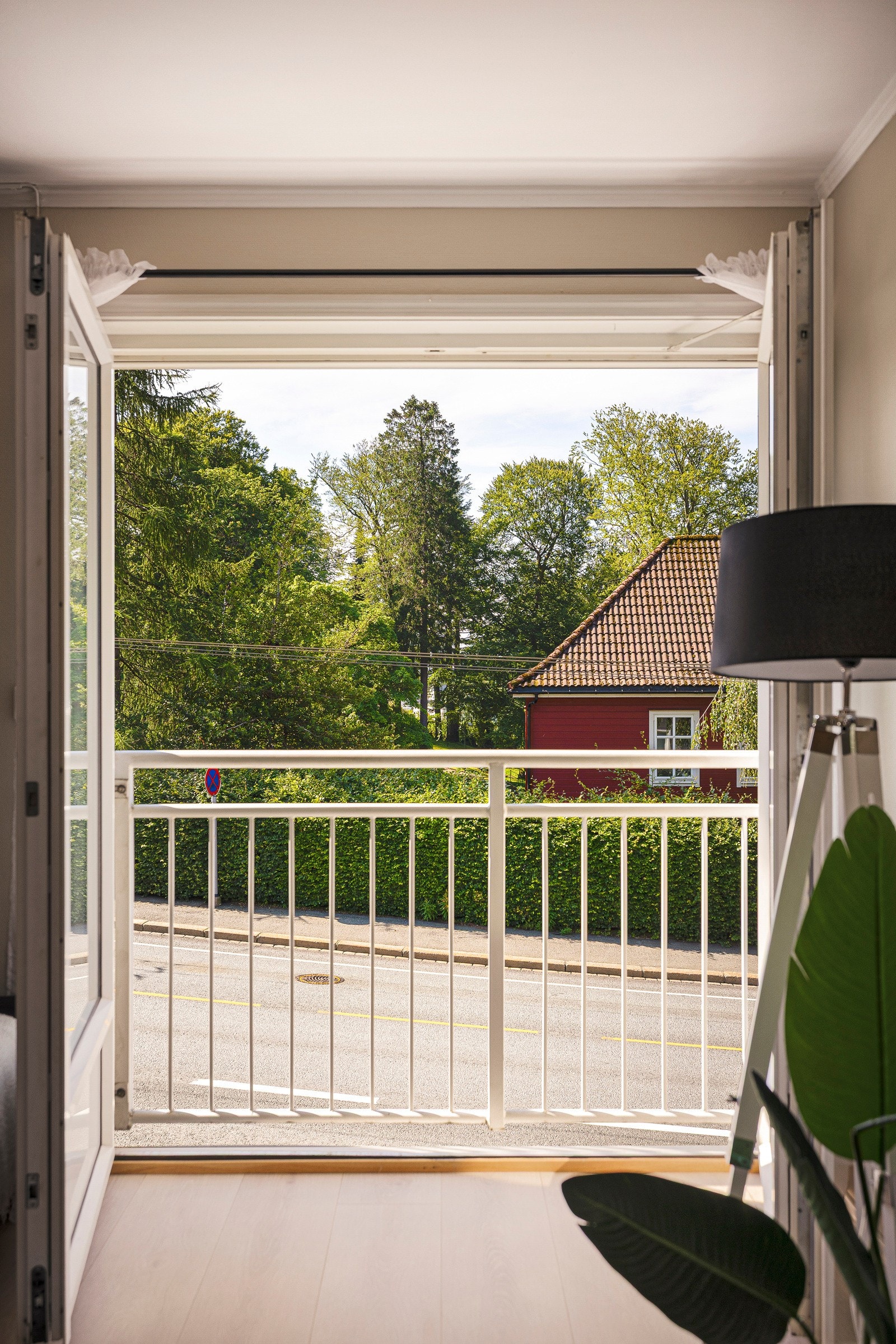 - Både stue og soverom har fin fransk balkong - Galleribilde