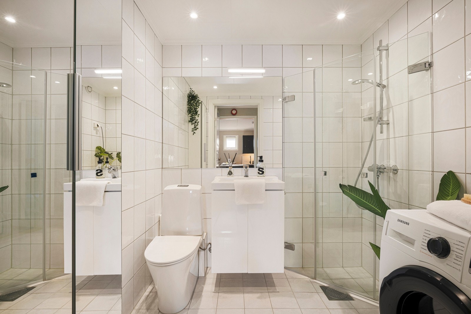 - Badet er helfliset og har varme i gulv - Galleribilde