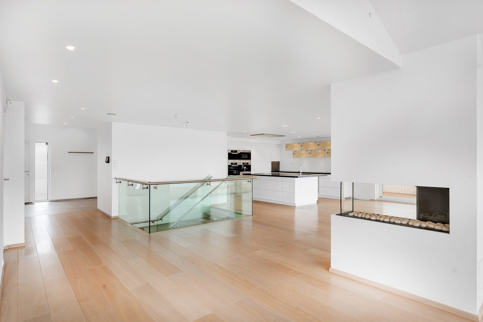 Mange naturlige soner i stuen. Galleribilde