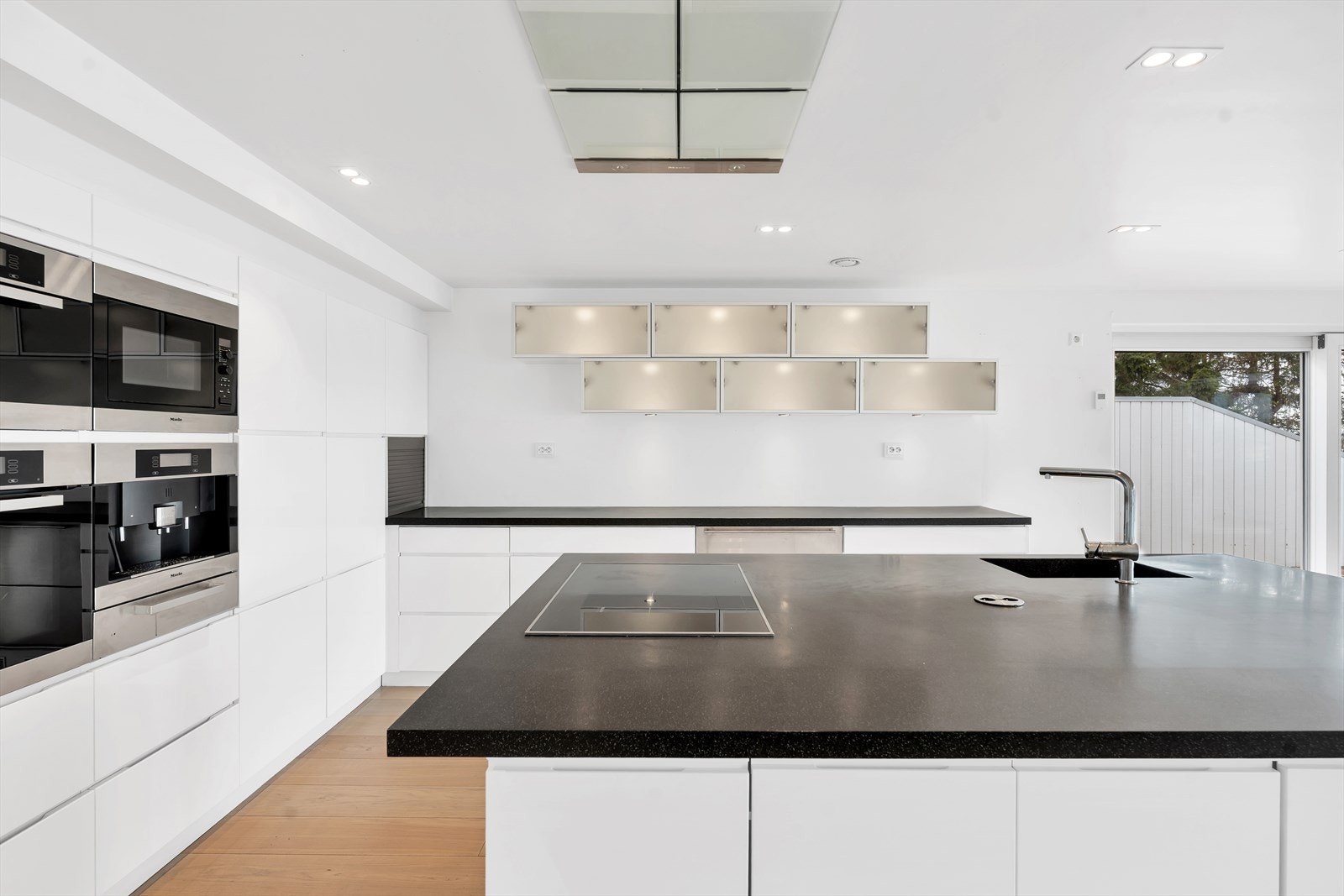 Kjøkken med høy kvalitet og integrerte hvitevarer. Galleribilde