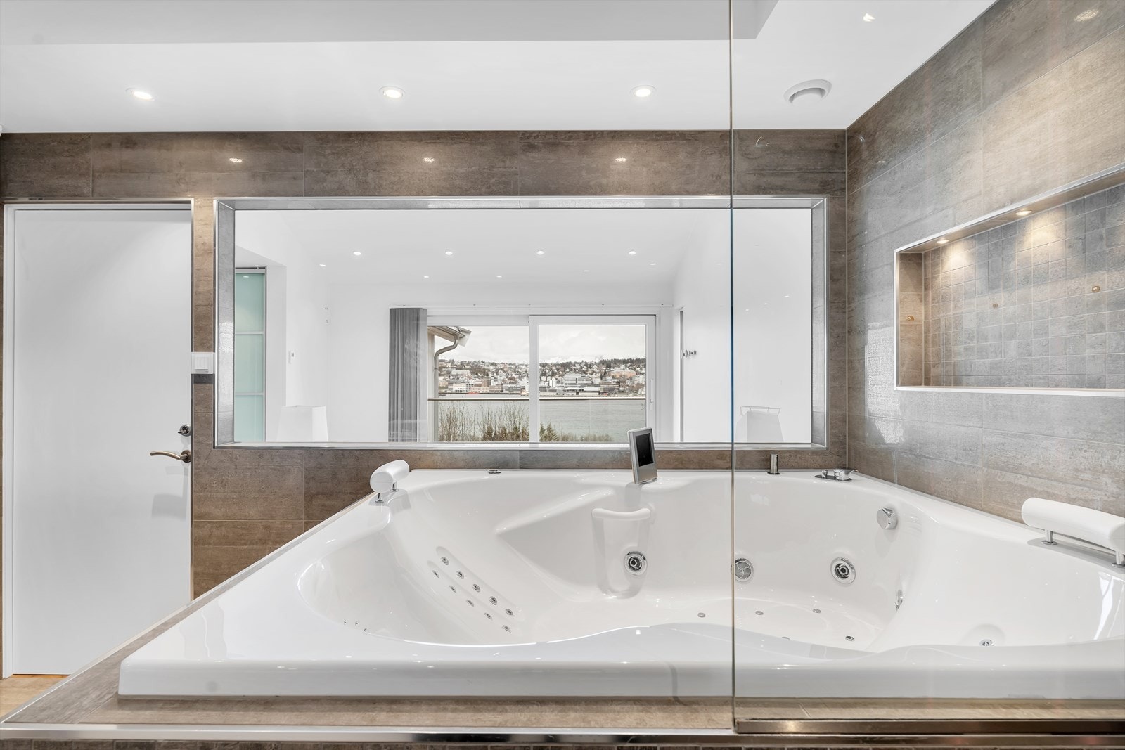 Bad på hovedplan med boblebad og fantastisk utsikt. Galleribilde
