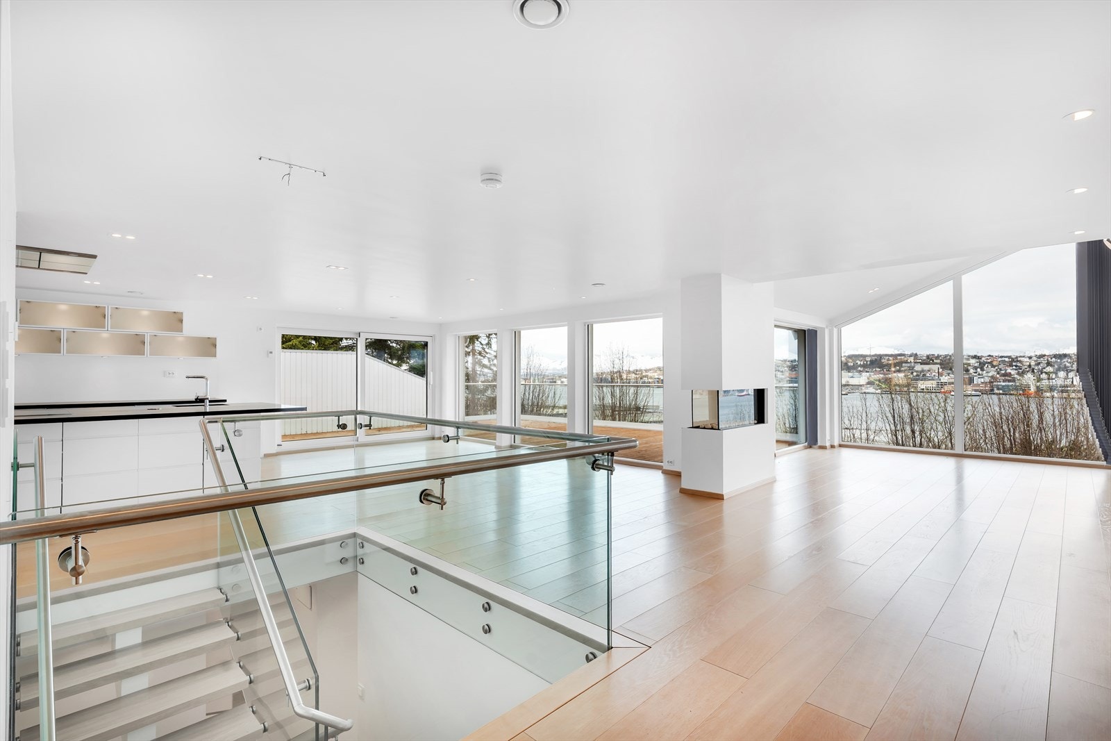 Estetisk pen trapp mellom boligen 2 plan. Galleribilde