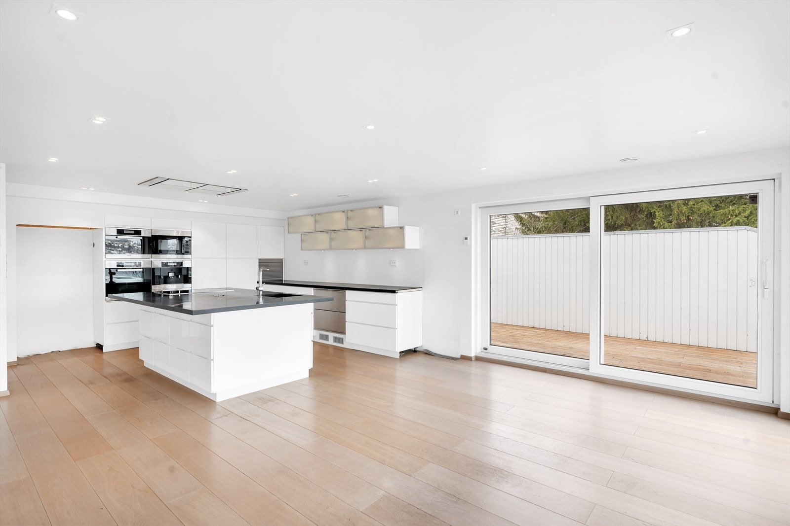 Stue og kjøkken i åpen løsning. Galleribilde