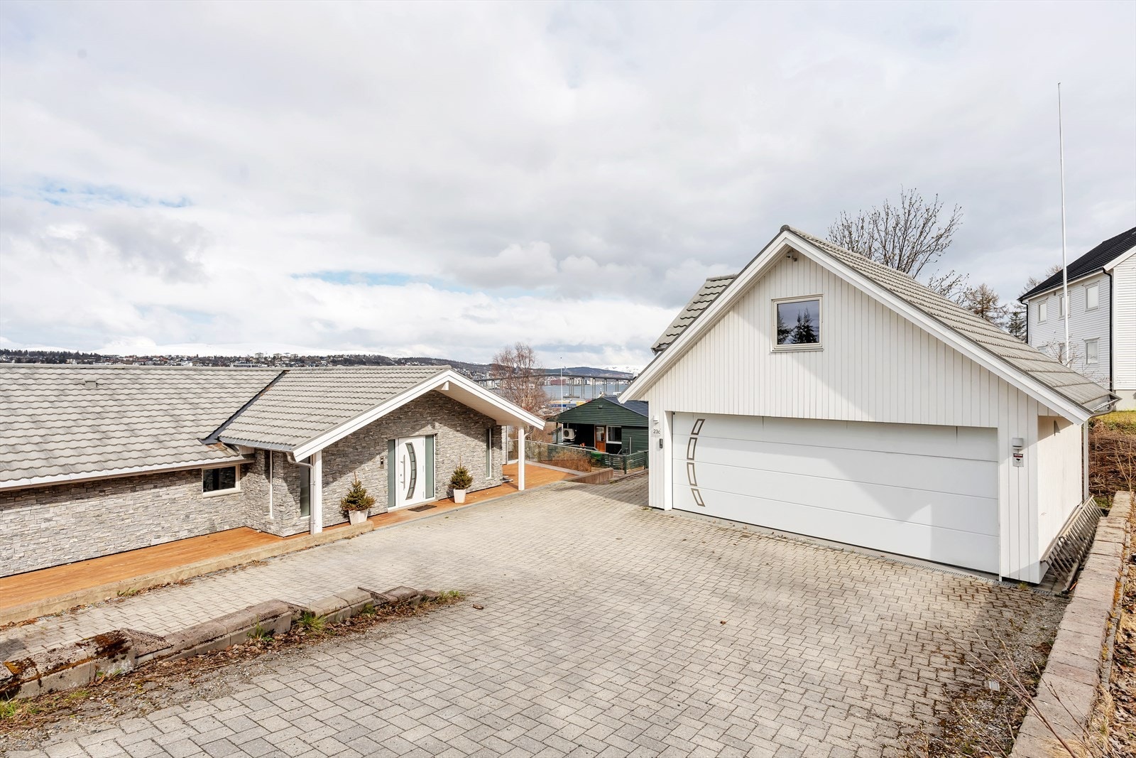 Vannbåren varme i gårdsplassen. Galleribilde