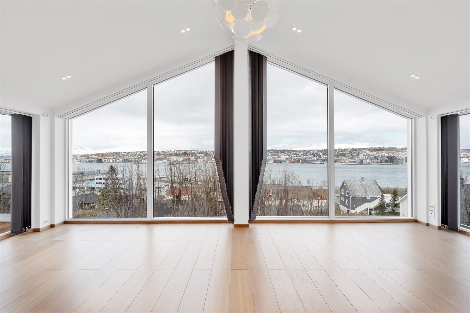 En stor, moderne og familievennlig enebolig med 2-roms utleie, vannbåren varme og dobbel garasje med loft. Galleribilde