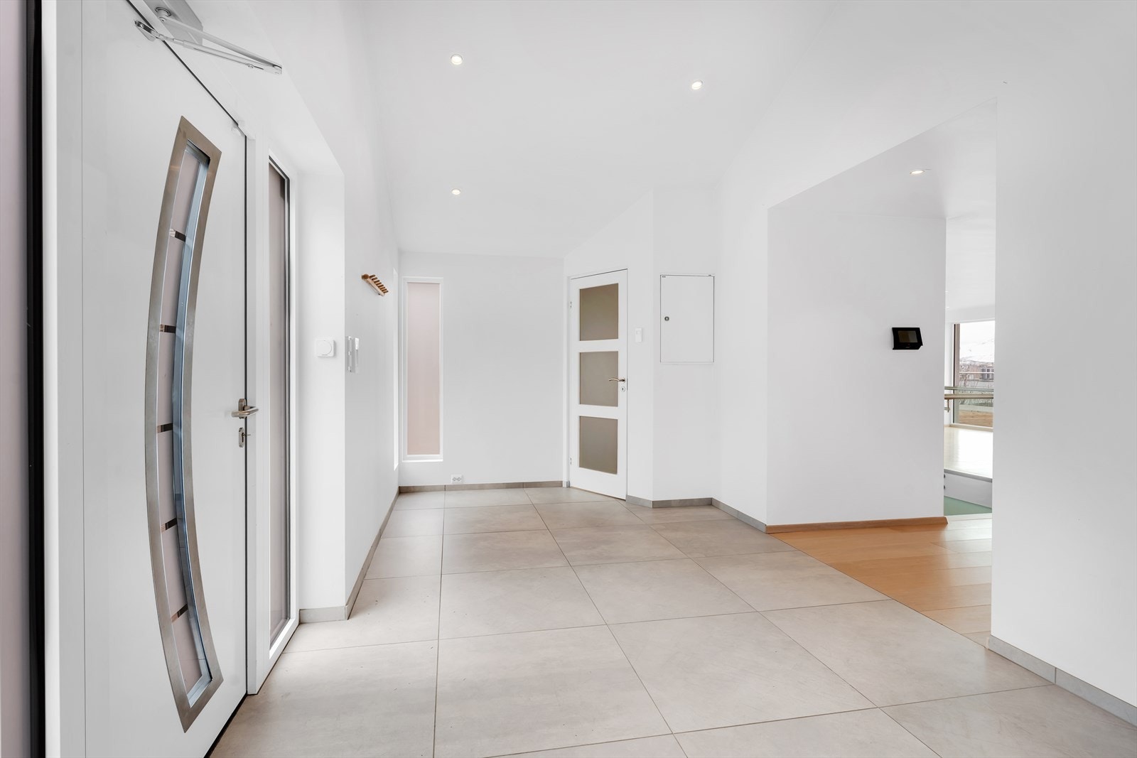 Velkommen inn! Romlig entré med gode løsninger. Galleribilde