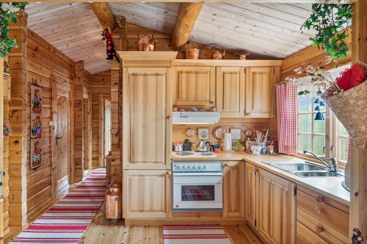 Kjøkken med solid skapinnredning Galleribilde