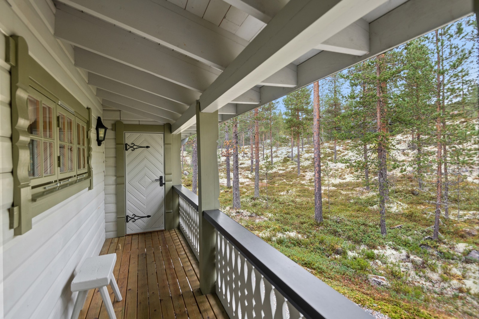 Inngang med svalgang og utvendig adkomst til bod Galleribilde