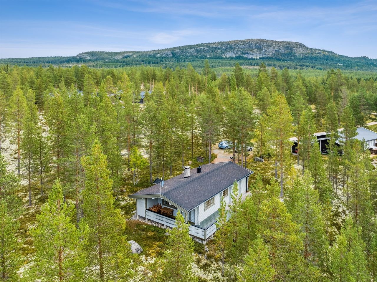 Nærområde mot øst - Det er fin avstand mellom hyttene i Snerta Galleribilde