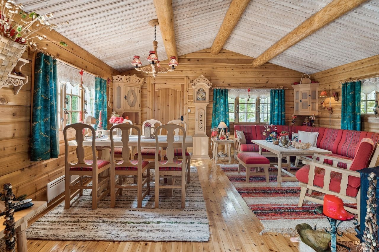 Romslig og intim stue med god plass til familie og venner Galleribilde