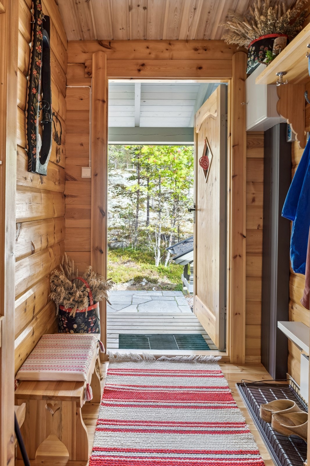 Foran hytta er det heller av skiferstein Galleribilde