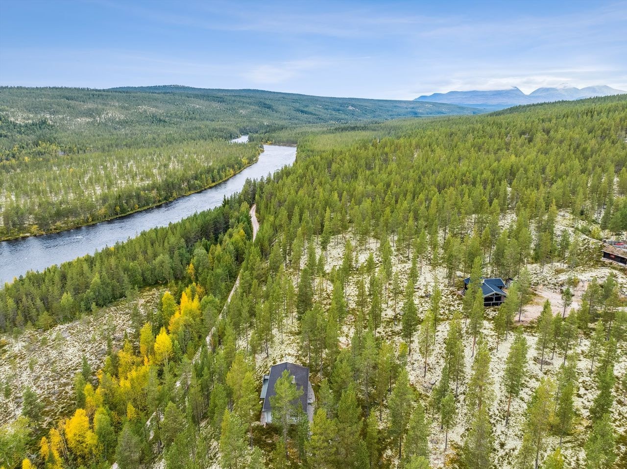 Fin avstand til fiske i elva - lave skogkledde berg i nordvest og de attraktive Sølenfjellene i nord Galleribilde
