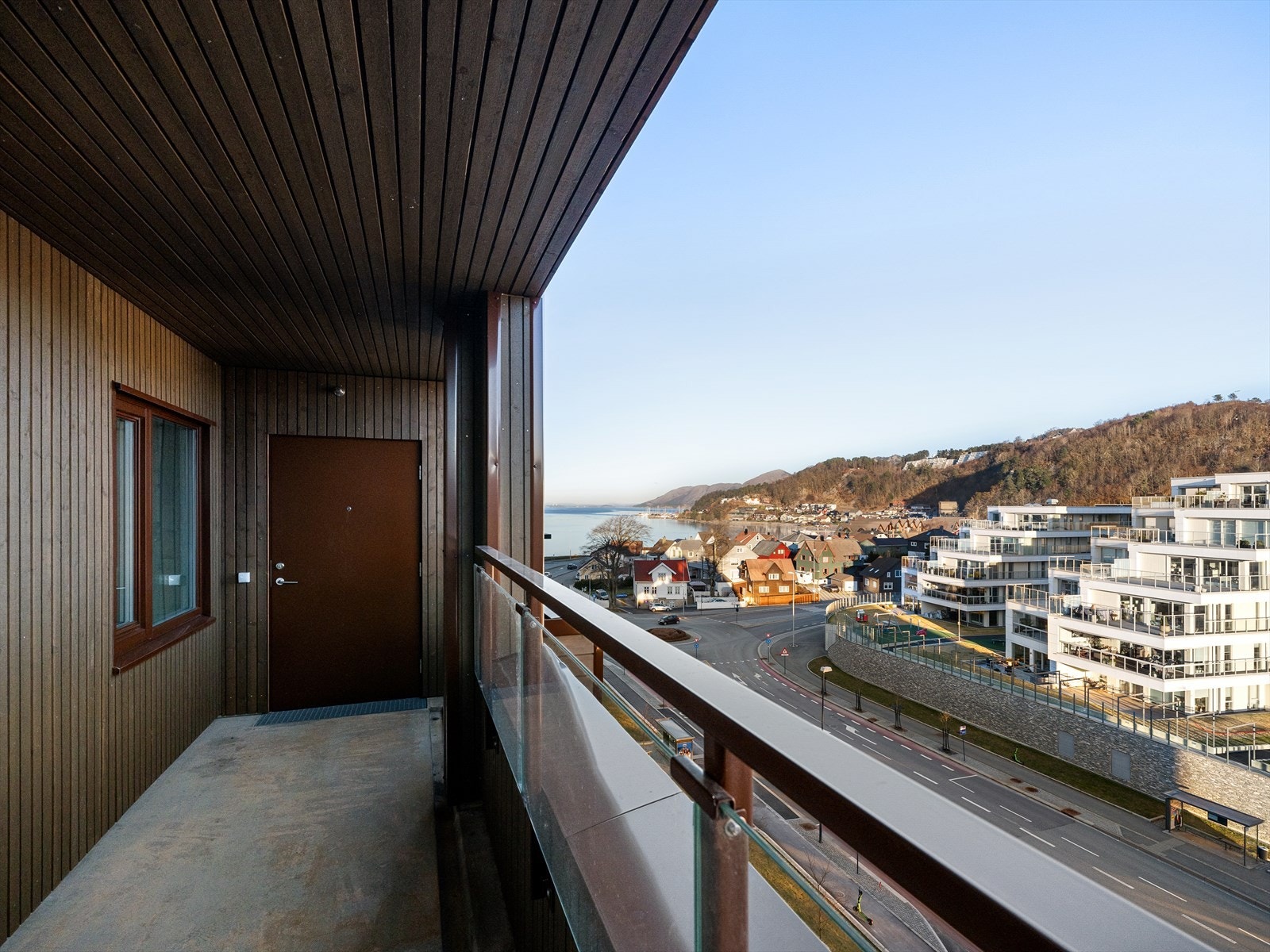 Det er en utvendig svalgang i etasjen, og ved inngangsdøren har leiligheten rom for et kafésett. Galleribilde