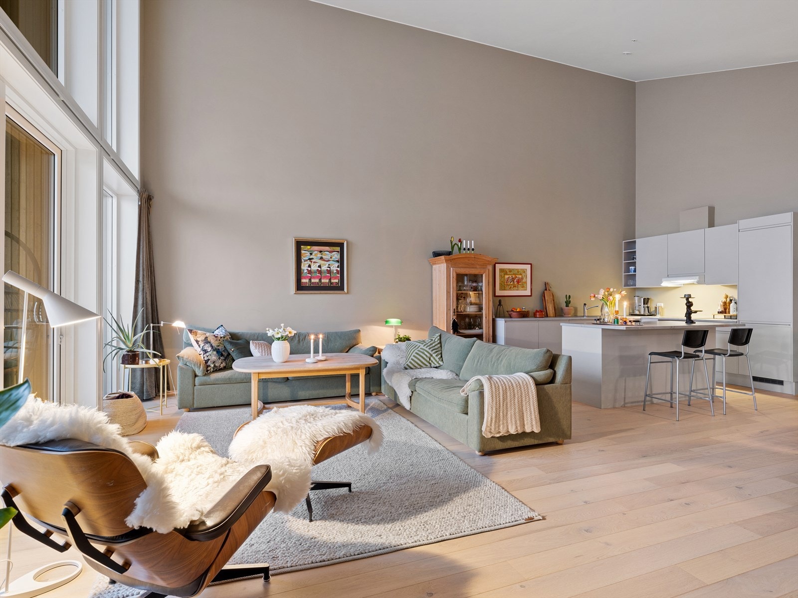 Stuen og kjøkkenet utgjør et åpent og lekkert allrom med imponerende takhøyde. Galleribilde