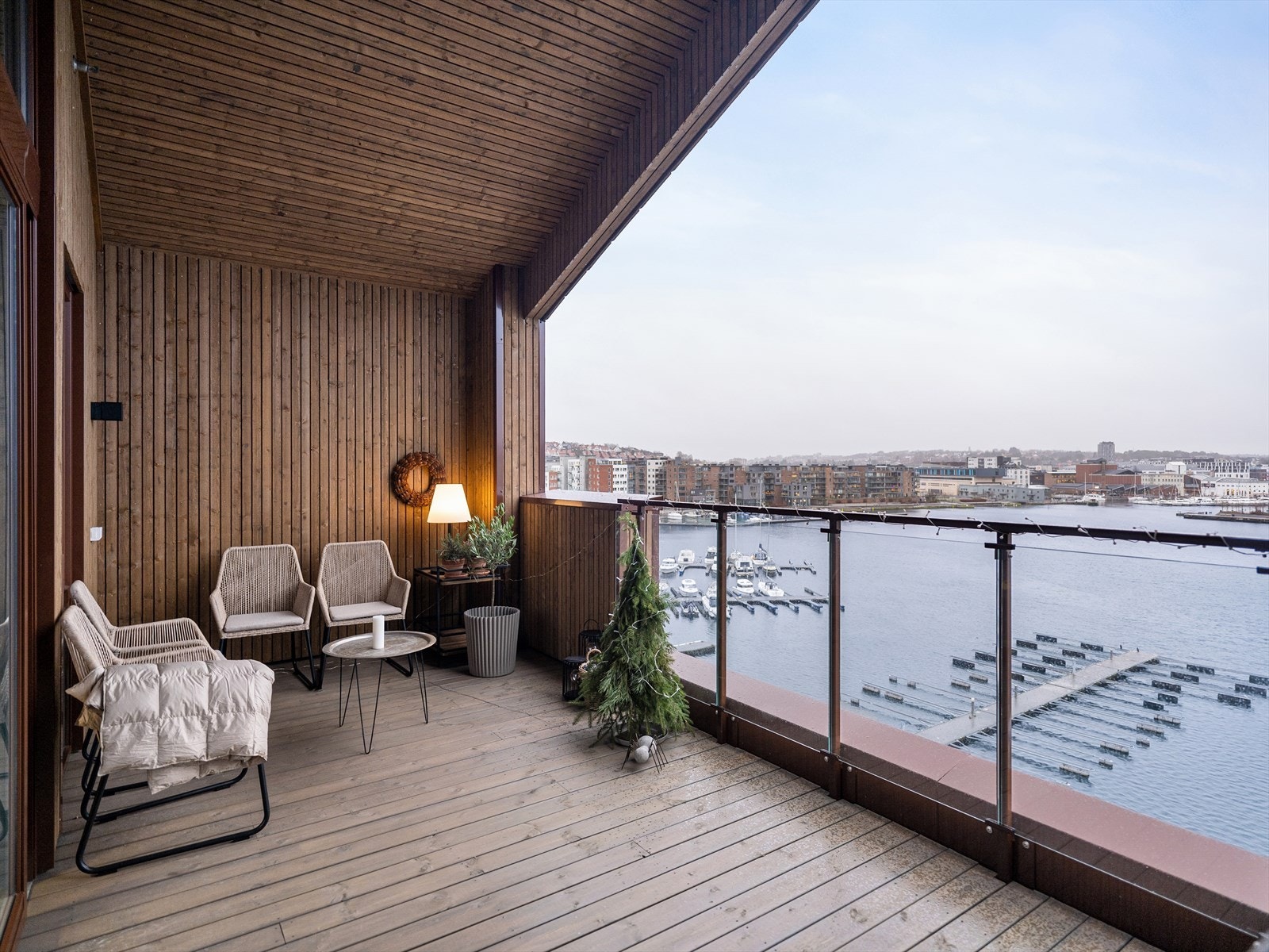 Utenfor stuen har leiligheten en overbygd terrasse på hele 19 kvm, med nydelig utsikt over sjøen og havneområdet. Galleribilde