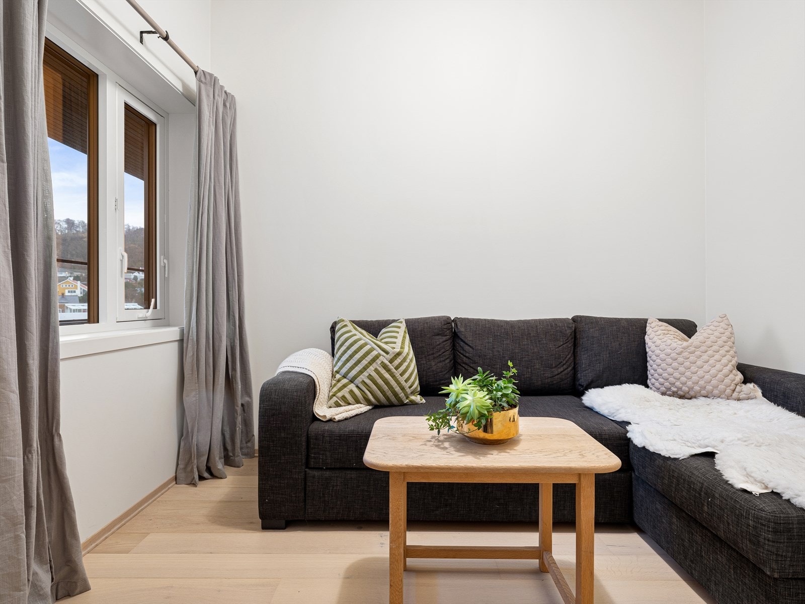 Soverom nr 2 kan brukes som ekstra tv-stue eller gjesterom. Galleribilde