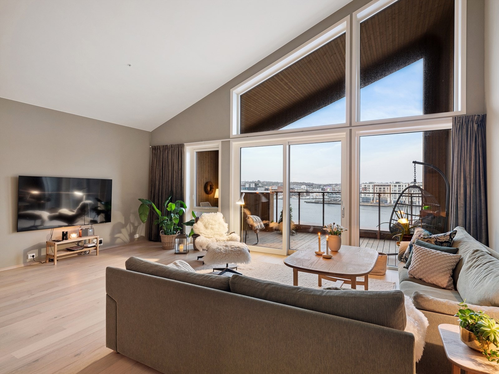 Eiendomsmegler Åse Gry Andreassen presenterer 3-roms toppleilighet i Hanaveien 10B. Se video. Galleribilde