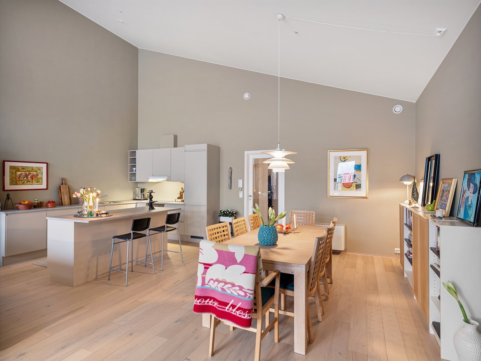 Stuen har god plass til flere soner, og her samles familier og venner til hyggelige måltider rundt et langbord. Galleribilde