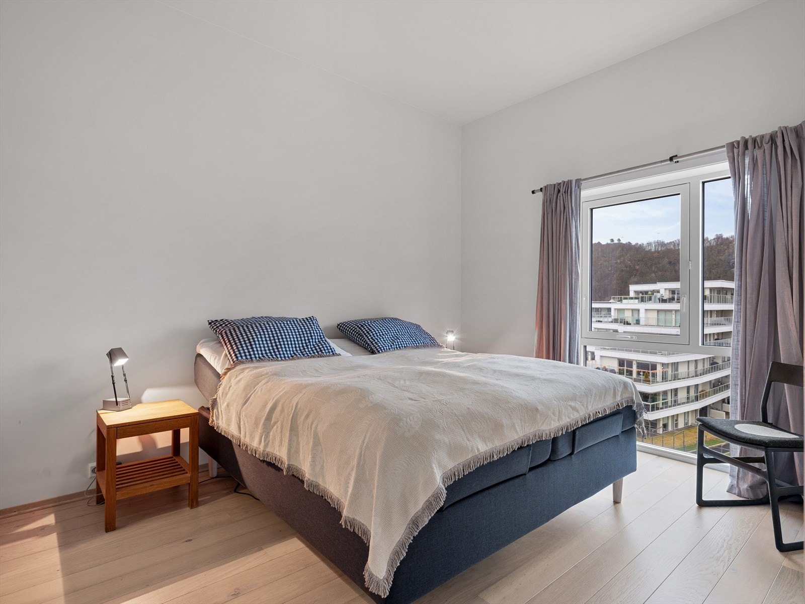 På hovedsoverommet er det plass til dobbeltseng med tilhørende nattbord, og rommet har et eget walk-in closet med skuffer, hyller og stenger for oppheng. Galleribilde