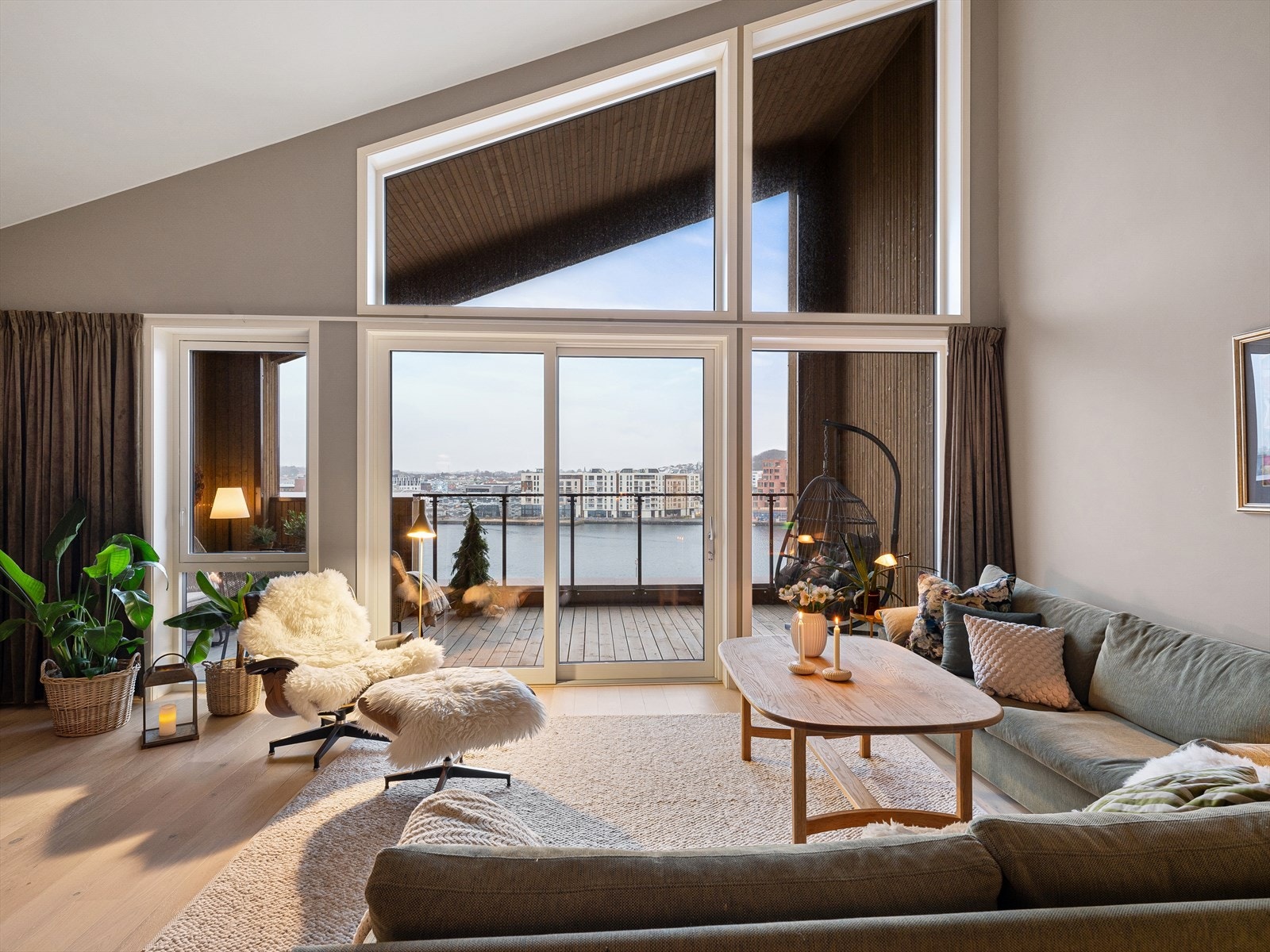 En stor skyvedør i glass fører ut til den store terrassen, og om sommeren kan man nærmest viske bort skille mellom inne og ute. Galleribilde