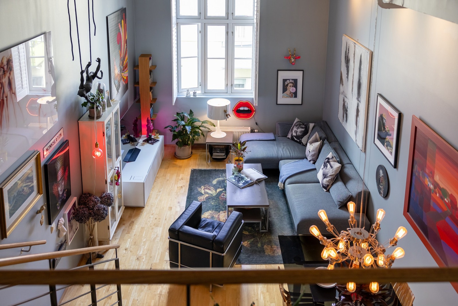 Leiligheten har en lys og stilfull stue som er selve kjernen i boligen. Galleribilde