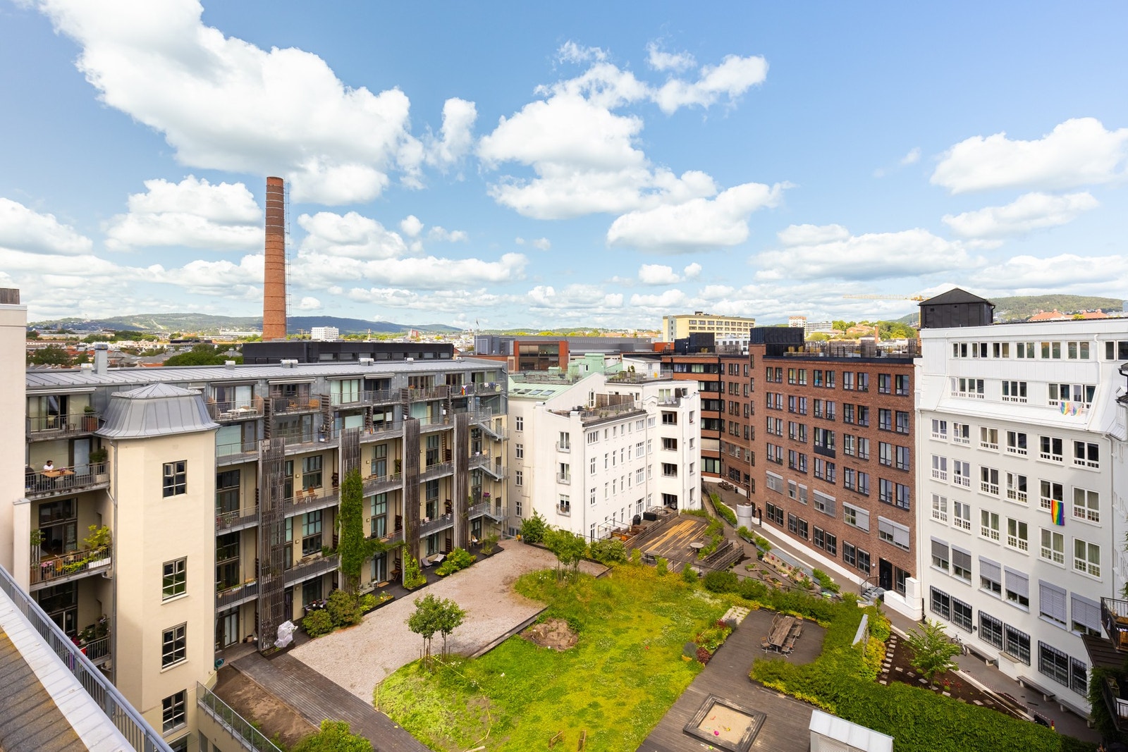 Fra takterrassen er det bare å nyte den flotte utsikten over store deler av Oslo! Her ser man blant annet mot Oslofjorden og mot Holmenkollen. Galleribilde