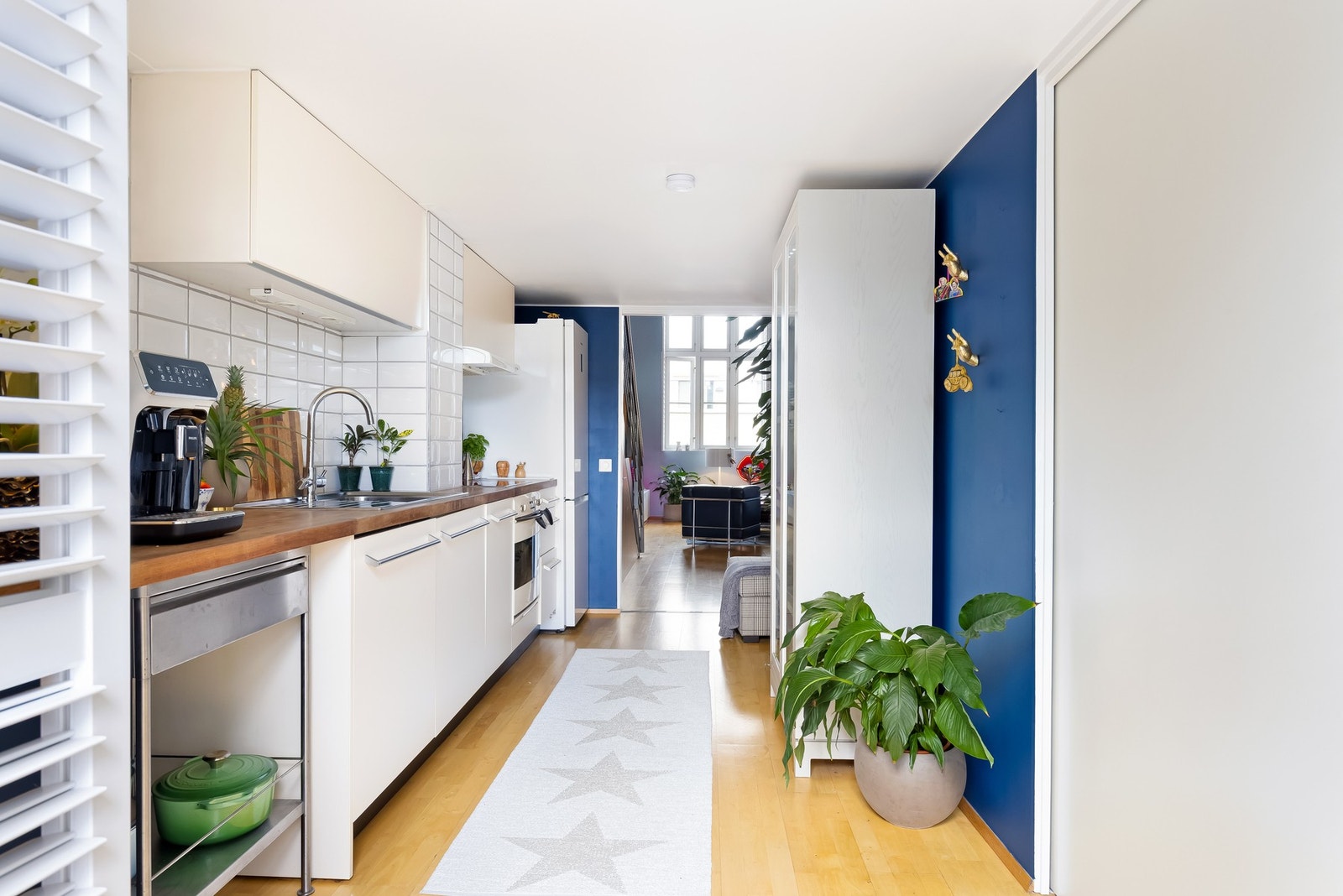 Med rikelig arbeidsflate og godt med oppbevaringsplass i både skap og skuffer, er dette et kjøkken der matlaging blir en glede. Galleribilde