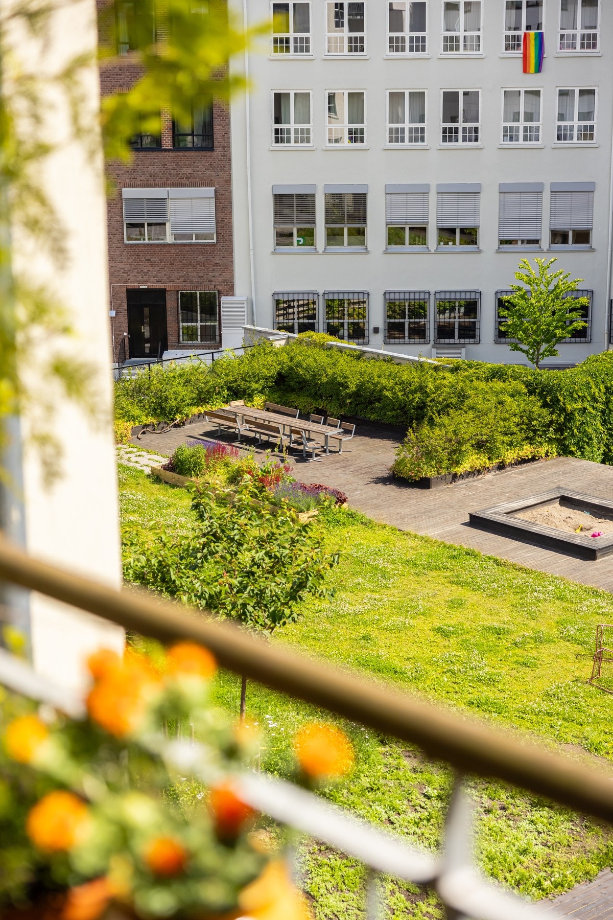 Svalgangen vender inn mot en rolig og frodig bakgård. Galleribilde