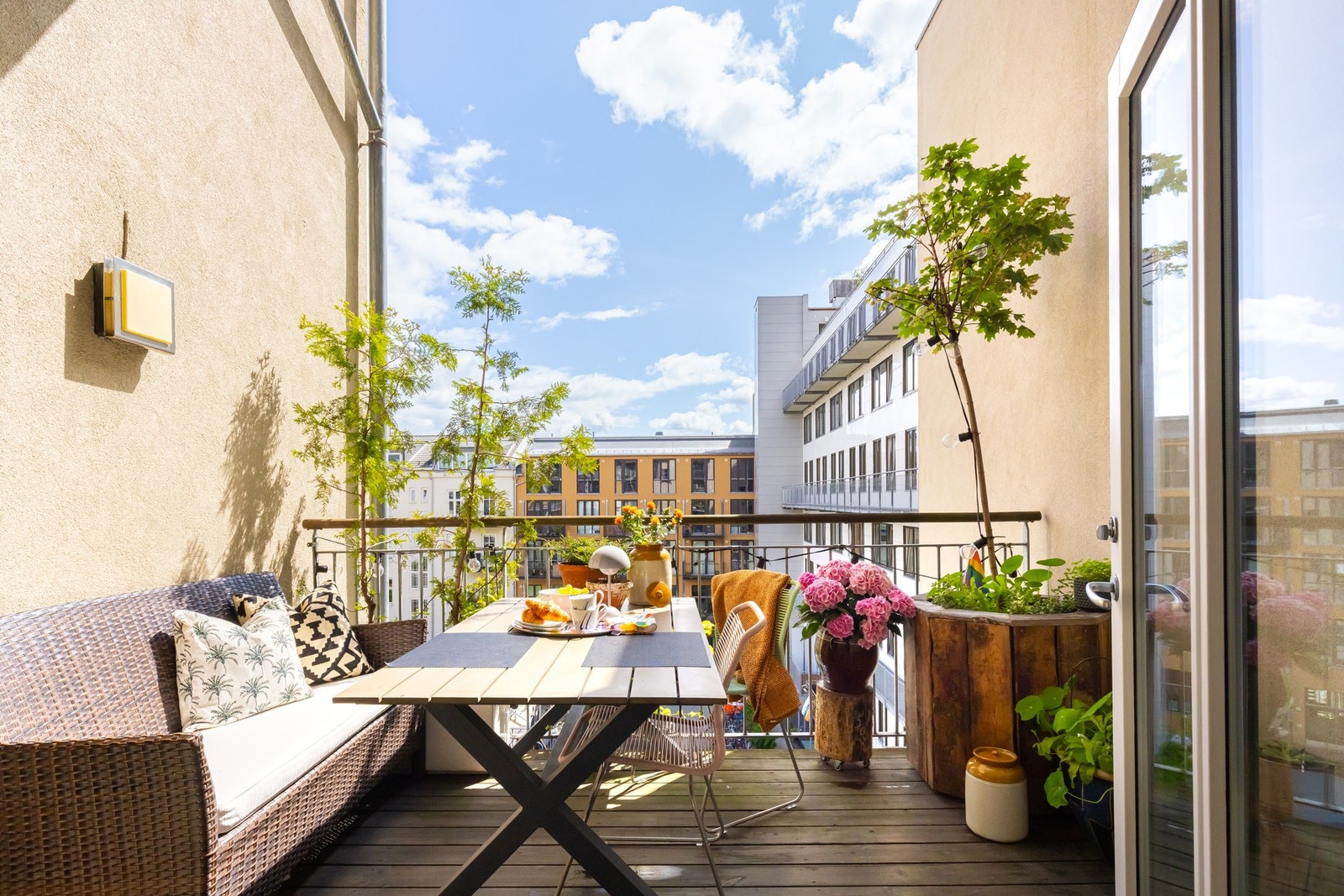 Rett utenfor leiligheten ligger denne idylliske svalgangen. Det er kun denne leiligheten som har inngang fra svalgangen og den oppleves skjermet. Galleribilde